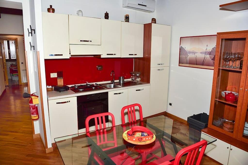 The Red Apartment Рим Екстериор снимка